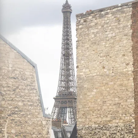 Elegante Entre Tour Eiffel Et Invalides